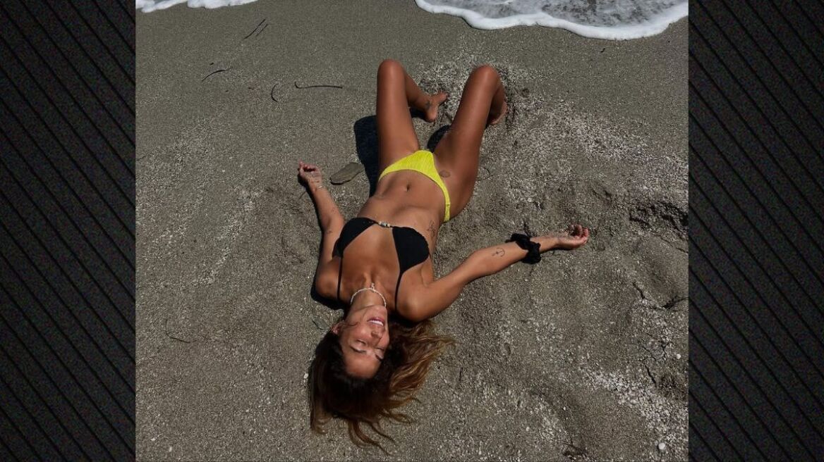 Φωτογραφία: Η Κατερίνα Παπουτσάκη ποζάρει ξαπλωμένη στην άμμο
