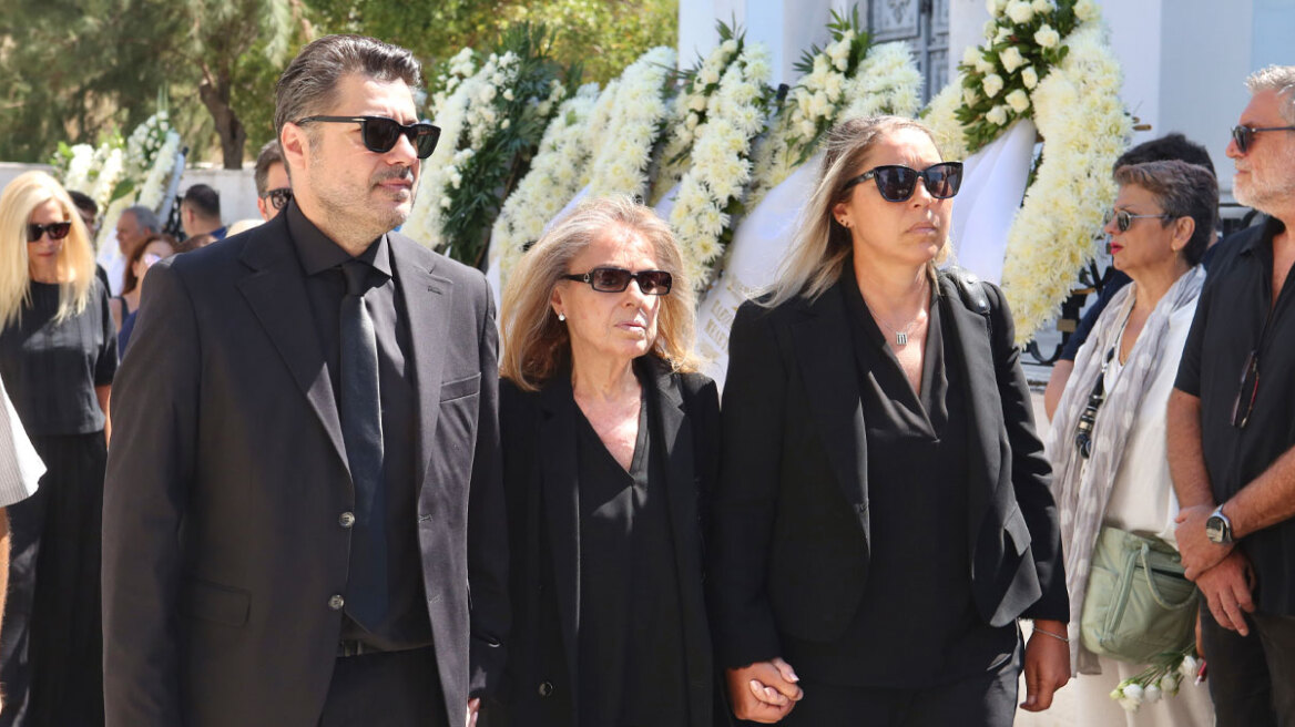 Το τελευταίο αντίο στον Δημήτρη Κωνσταντάρα στο Α' Νεκροταφείο - «Μαχητής, αξιοπρεπής και πρωτοπόρος»