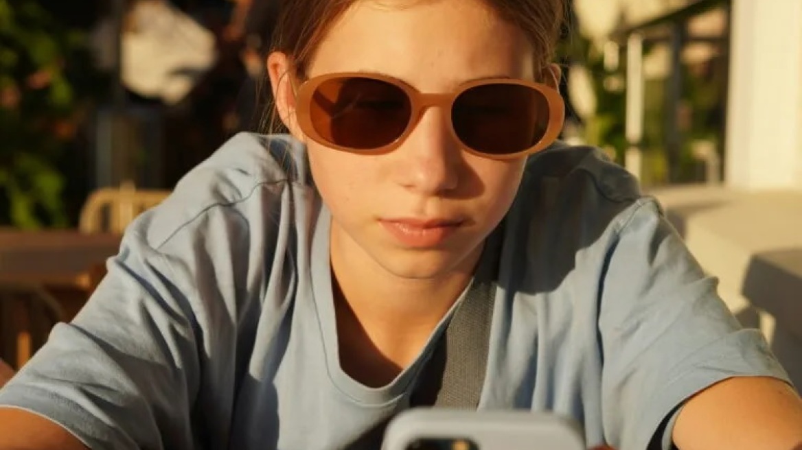 Κινητά στα σχολεία: Διευκόλυνση ή ένας ψηφιακός ομφάλιος λώρος που πρέπει να κοπεί;