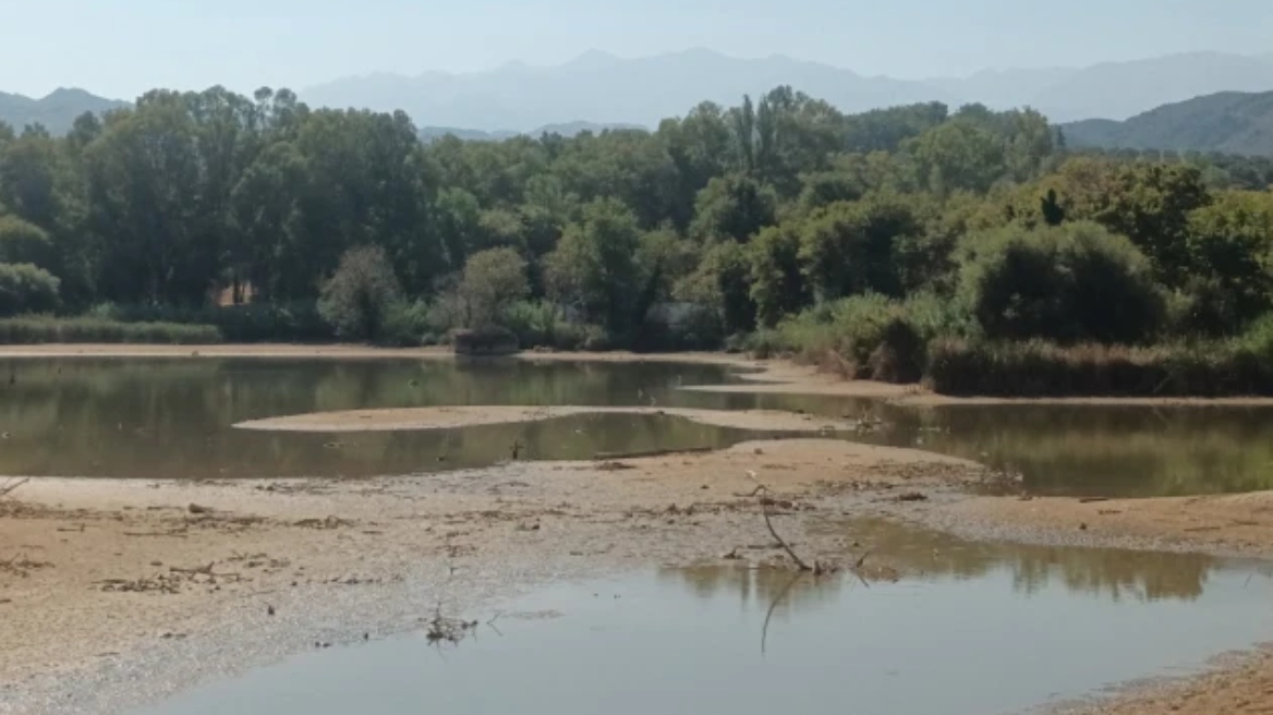 Η λίμνη της Αγυιάς εκπέμπει SOS: Λείπουν 50.000 κυβικά νερού, απειλείται η βιωσιμότητα των καλλιεργειών 
