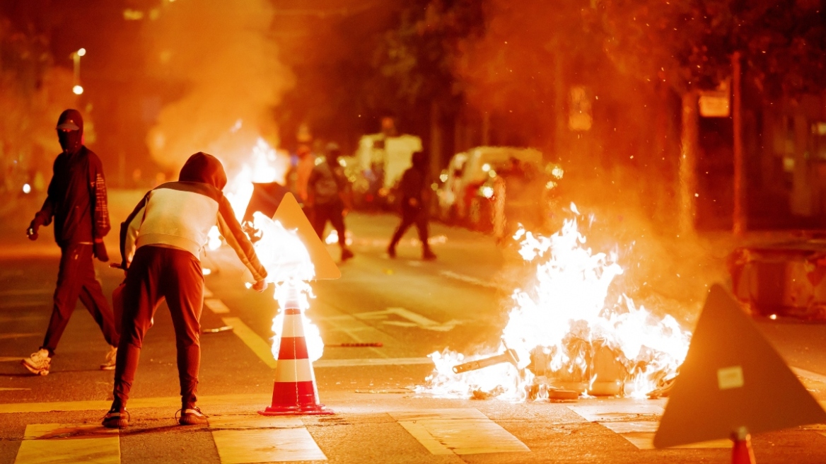Αναταραχή και συγκρούσεις με την αστυνομία στη Λωζάνη.