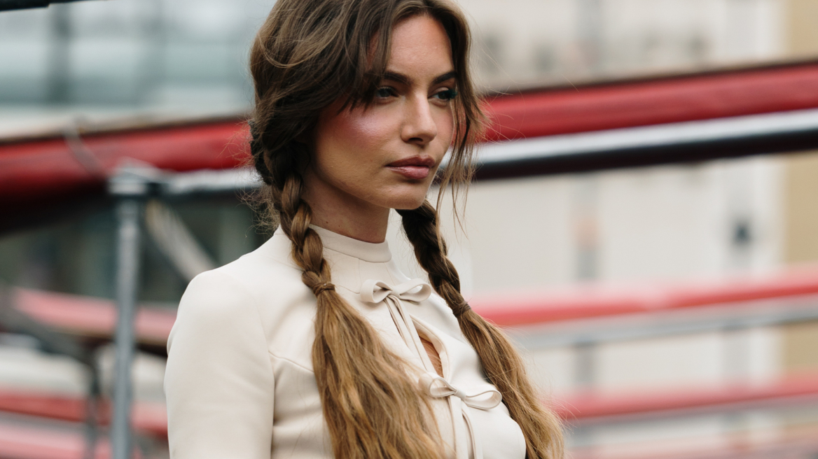 Κόψατε αφέλειες; Αυτό είναι το προϊόν που δεν πρέπει να λείπει από την τσάντα σας
