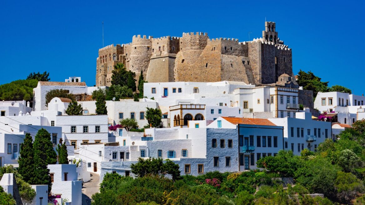 Πάτμος: Θρησκευτική κατάνυξη και μουσικά φεστιβάλ στο νησί της πνευματικότητας