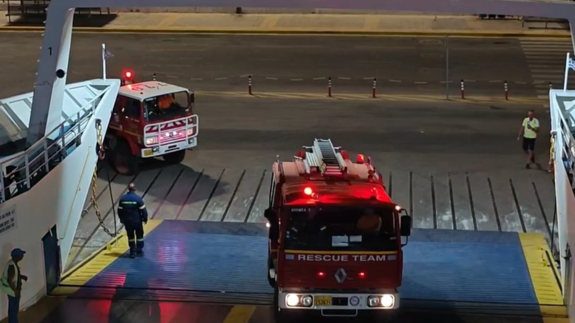 Οριοθετήθηκε η φωτιά στο Βρωμοπούσι Σαλαμίνας, ξεκίνησε από πυροτεχνήματα - Δείτε βίντεο