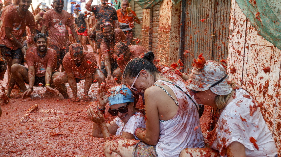 Ντοματοπόλεμος στην Ισπανία: Το φεστιβάλ που βάφει την πόλη Μπουνιόλ κόκκινη κάθε Αύγουστο - Δείτε βίντεο και φωτογραφίες