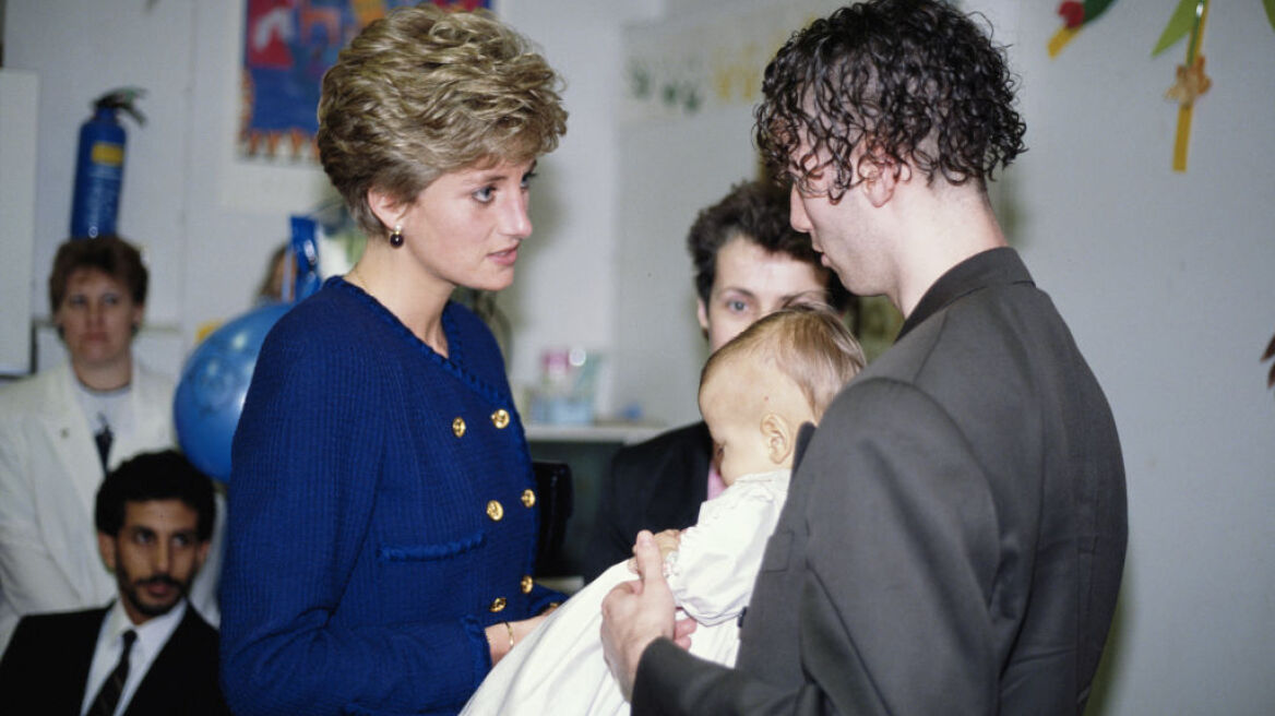 Άνοιξε η «χρονοκάψουλα» που είχε σφραγίσει η Πριγκίπισσα Νταϊάνα στο Λονδίνο πριν από 34 χρόνια