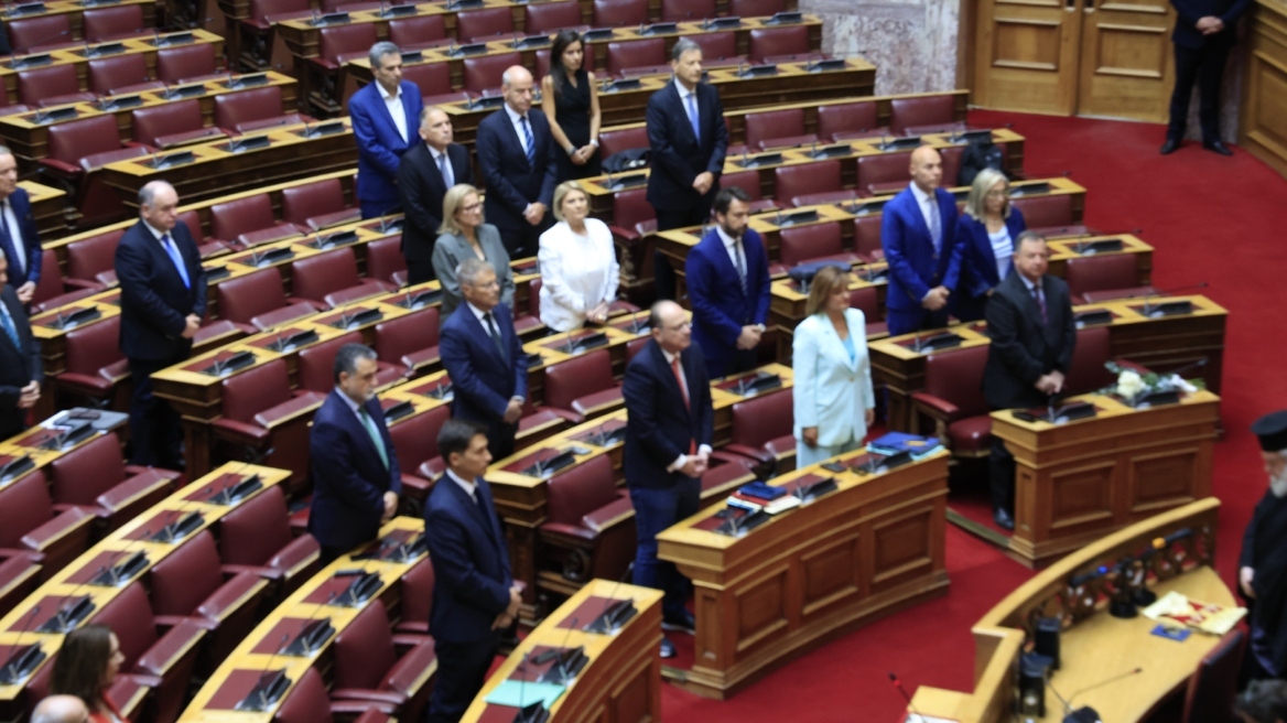 Βουλή: Ενός λεπτού σιγή για τον Απόστολο Βεσυρόπουλο - Ορκίστηκε η Στέλλα Αραμπατζή