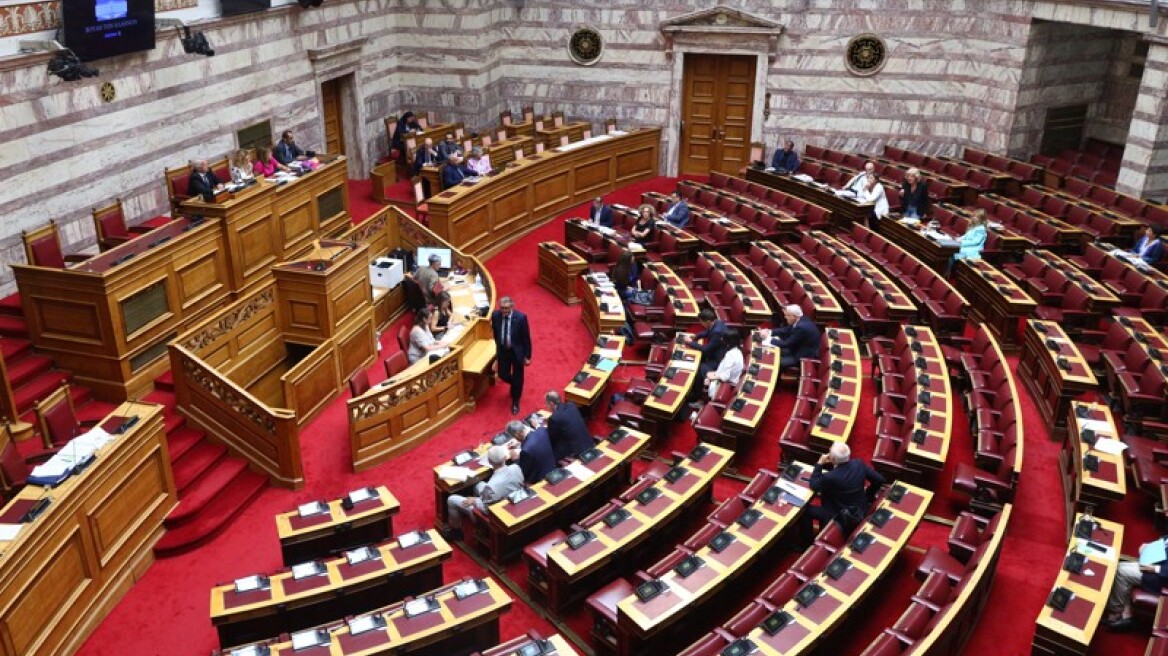 Στην Ολομέλεια το νομοσχέδιο του υπουργείου Εσωτερικών για το νέο πειθαρχικό δίκαιο των υπαλλήλων στο δημόσιο