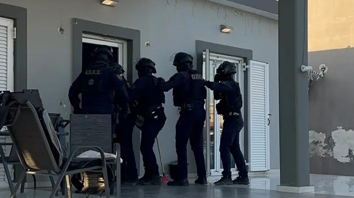 Επιχείρηση της ΕΛ.ΑΣ. στον Ασπρόπυργο: 12 συλλήψεις για ρευματοκλοπές και πλαστογραφία, δείτε βίντεο