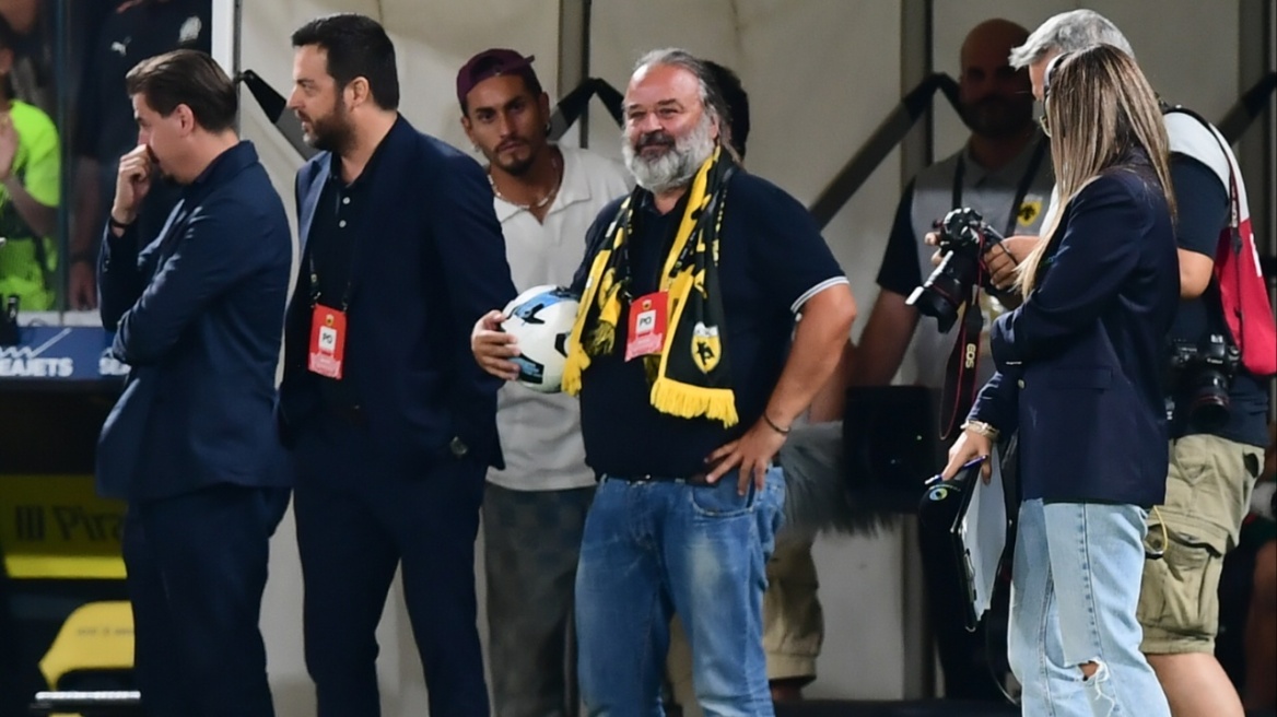 AEK: Με τη μπάλα του αγώνα με τη Άντερλεχτ πήγε στα αποδυτήρια ο Ηλιόπουλος να πανηγυρίσει την πρόκριση 