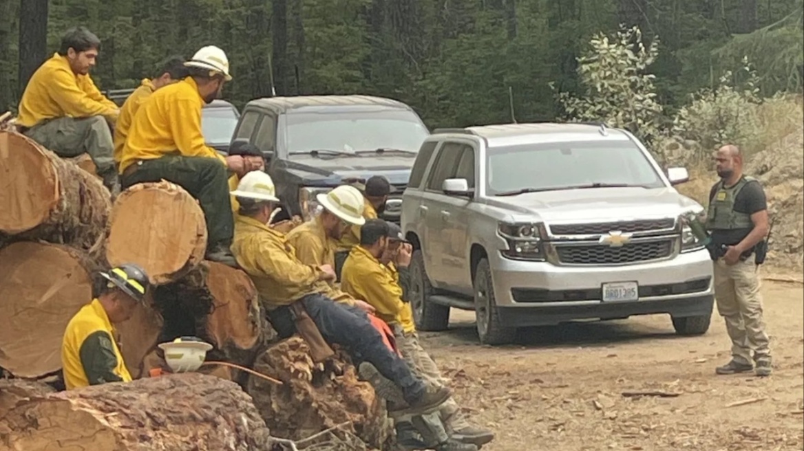 «Παράλογη ενέργεια»: Συνοριοφύλακες συνέλαβαν δύο πυροσβέστες που επιχειρούσαν σε δασική πυρκαγιά των ΗΠΑ 