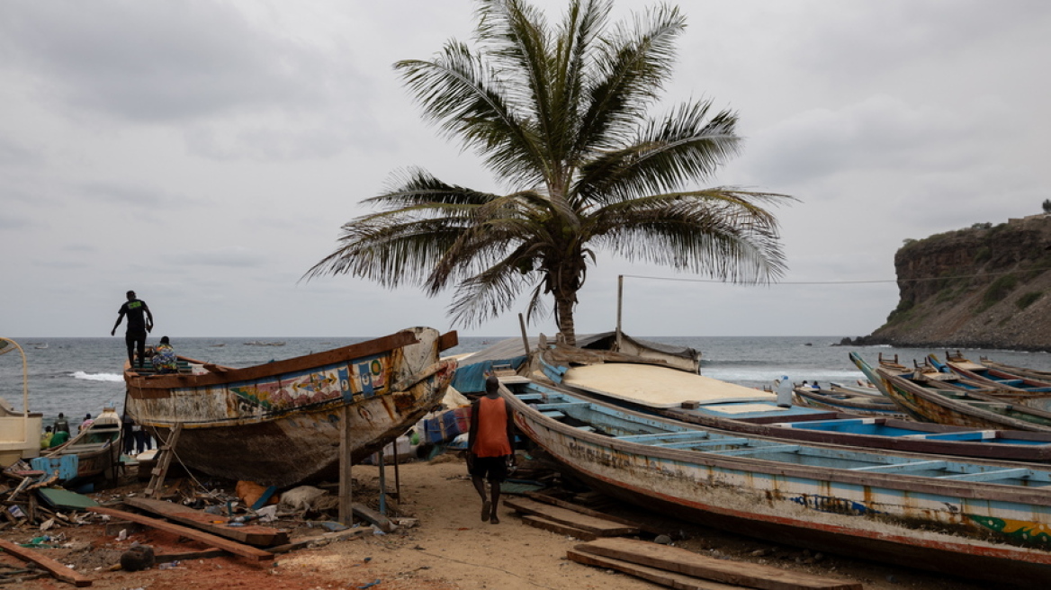 Τραγωδία στη Μαυριτανία με δεκάδες νεκρούς και αγνοούμενους μετανάστες – Βυθίστηκε το σκάφος τους
