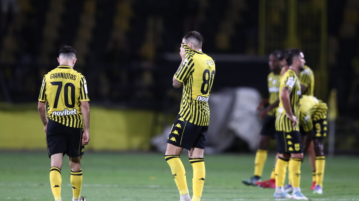 Άρης: Συνθήματα των οπαδών κατά Καρυπίδη και παικτών μετά την ήττα από τον Παναιτωλικό 