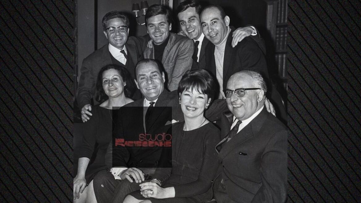 Αλέκος Σακελλάριος: Η αδημοσίευτη φωτογραφία από το 1966 με τον θίασο του Λάμπρου Κωνσταντάρα και της Χριστίνας Σύλβα