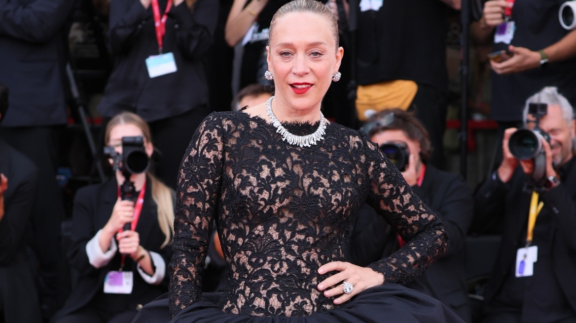 Η Κλόι Σεβινί με Saint Laurent στην πρεμιέρα του After The Hunt στη Βενετία
