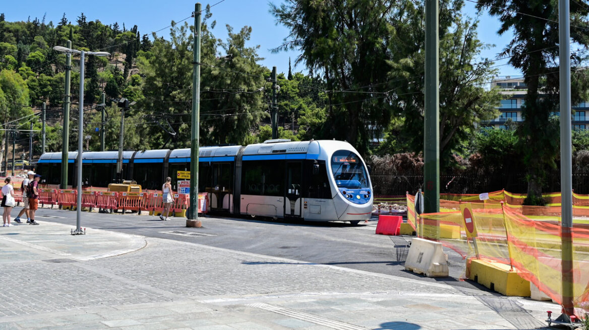 Συγκρούσεις και πολιτικές σκοπιμότητες γύρω από την κυκλοφορία στην ιστορική λεωφόρο.