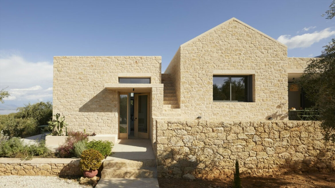 Μια πανέμορφη πέτρινη κατοικία καταφύγιο ηρεμίας μέσα σε έναν ελαιώνα στη Μαντίνεια