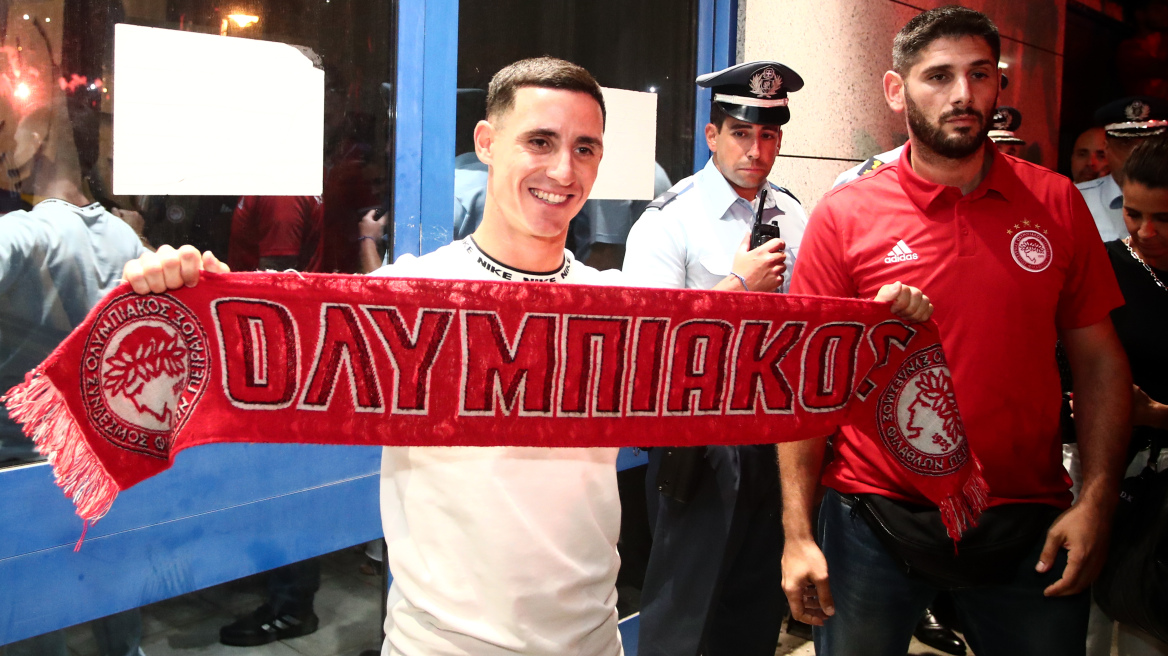 «Πάτησε» Αθήνα ο Ποντένσε για να υπογράψει στον Ολυμπιακό - «Τρέλα» από τους οπαδούς στο αεροδρόμιο - Βίντεο 