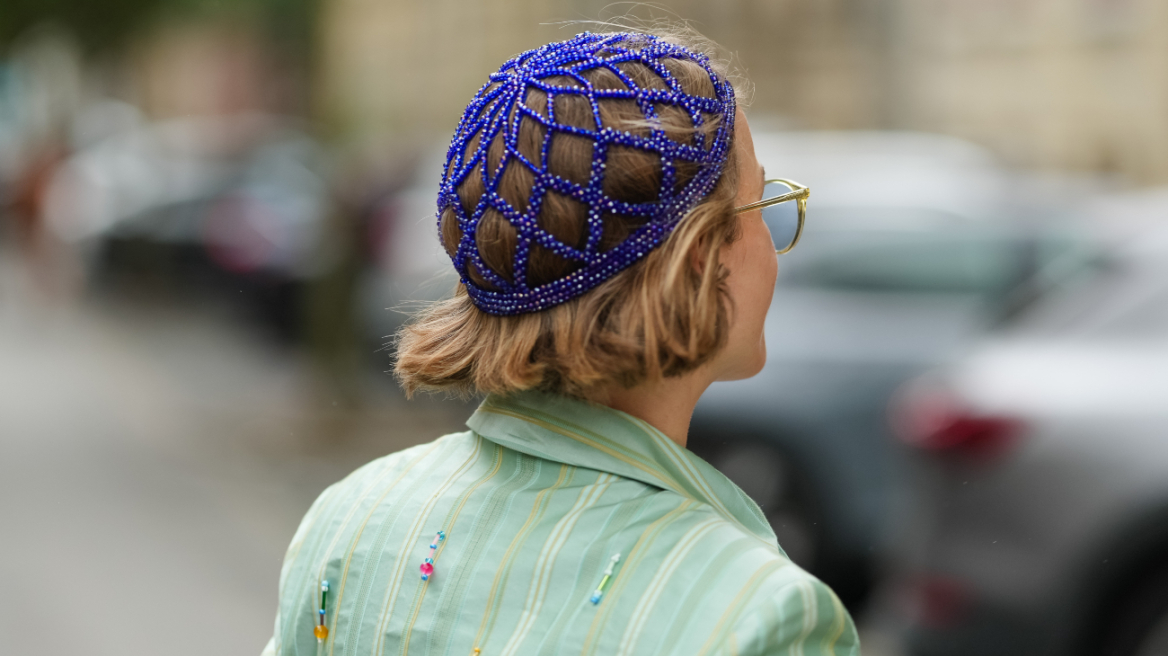 Κροσέ σκουφάκι: Το must-have αξεσουάρ μαλλιών της σεζόν ήταν σούπερ δημοφιλές στα 00s
