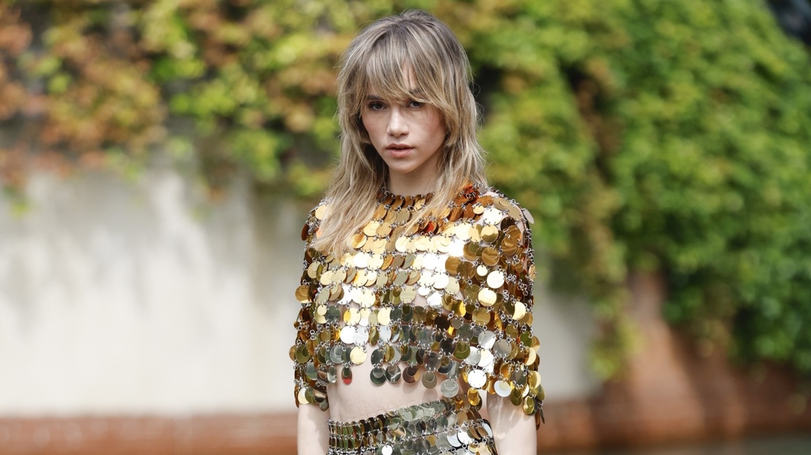 Η Σούκι Γουοτερχάουζ με λαμπερό crop top και μίνι φούστα στο φεστιβάλ Βενετίας
