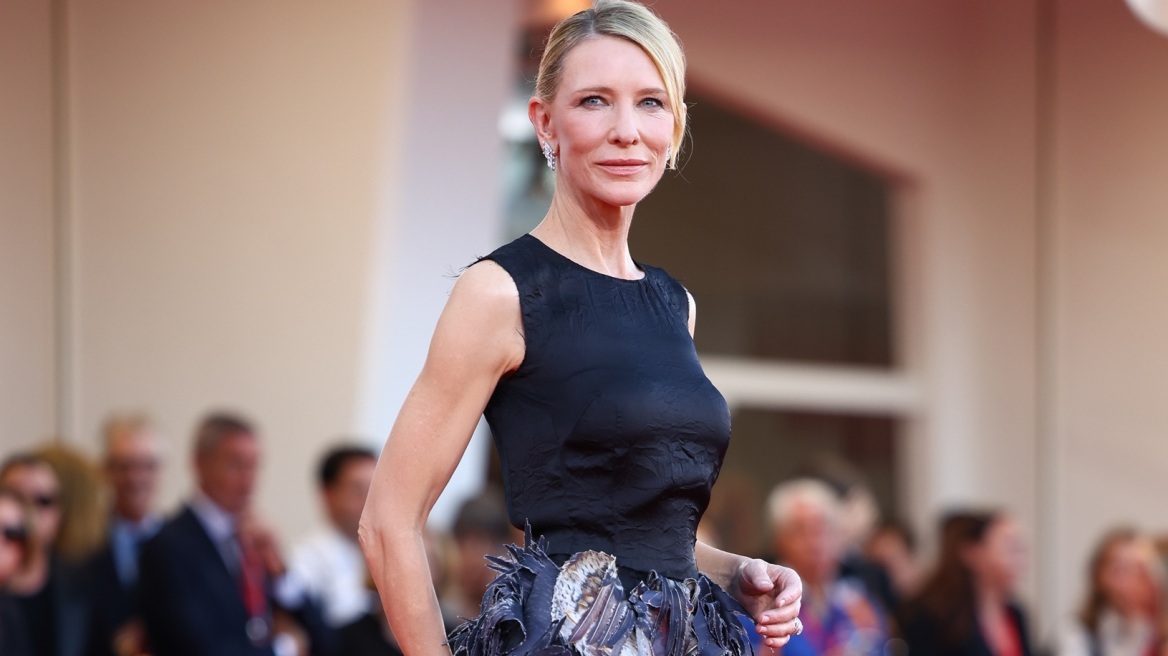 Φεστιβάλ Βενετίας: Η Κέιτ Μπλάνσετ μαγεύει με φτερωτό Maison Margiela φόρεμα
