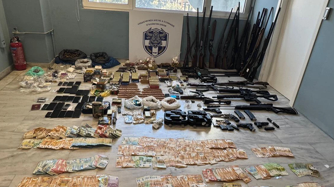 Μαφία της Κρήτης: Ένα ολόκληρο δωμάτιο καλύπτουν τα ναρκωτικά, τα όπλα, τα μετρητά και τα εκρηκτικά της οργάνωσης 