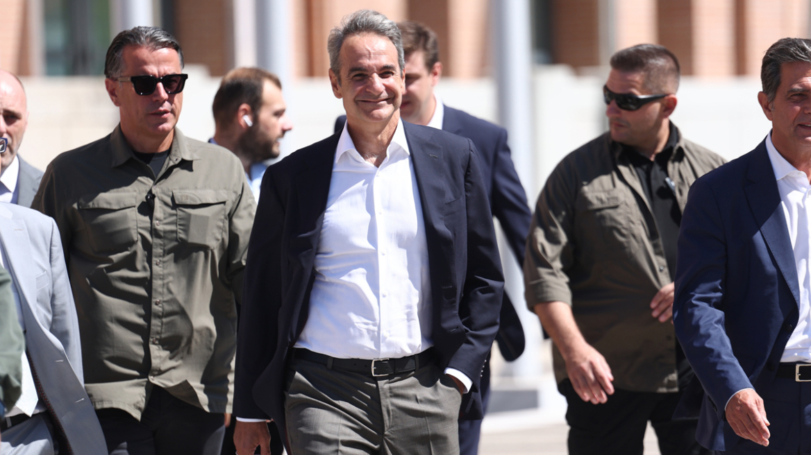 Πολιτικές περιοδείες και ανακοινώσεις από τον πρωθυπουργό.