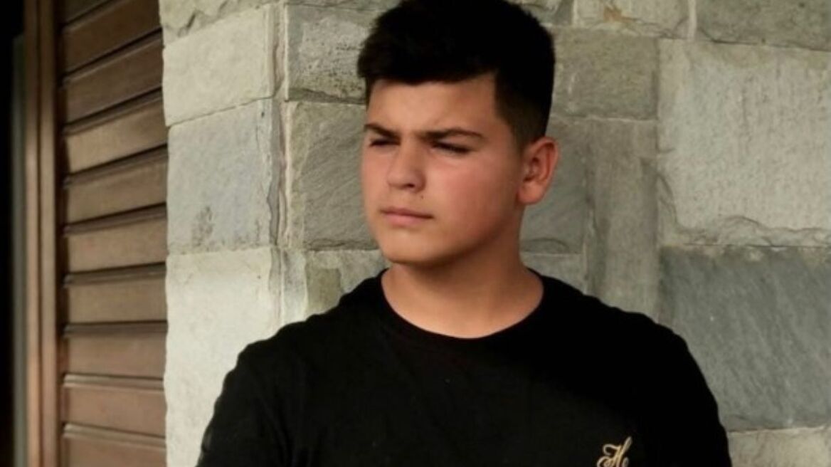 Σε εγκεφαλική αιμορραγία που προκλήθηκε από ανεύρυσμα οφείλεται ο θάνατος του 17χρονου που κατέρρευσε στον Βόλο