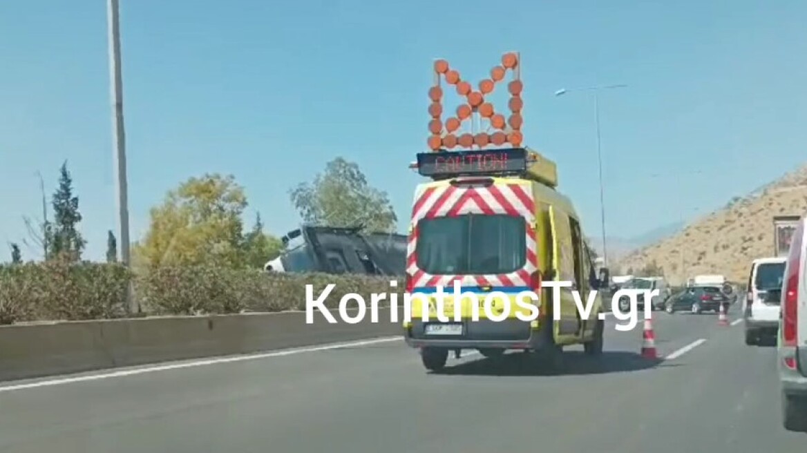 Σύγκρουση δύο φορτηγών στην Αττική Οδό - Μεγάλο μποτιλιάρισμα στο ύψος των Άνω Λιοσίων