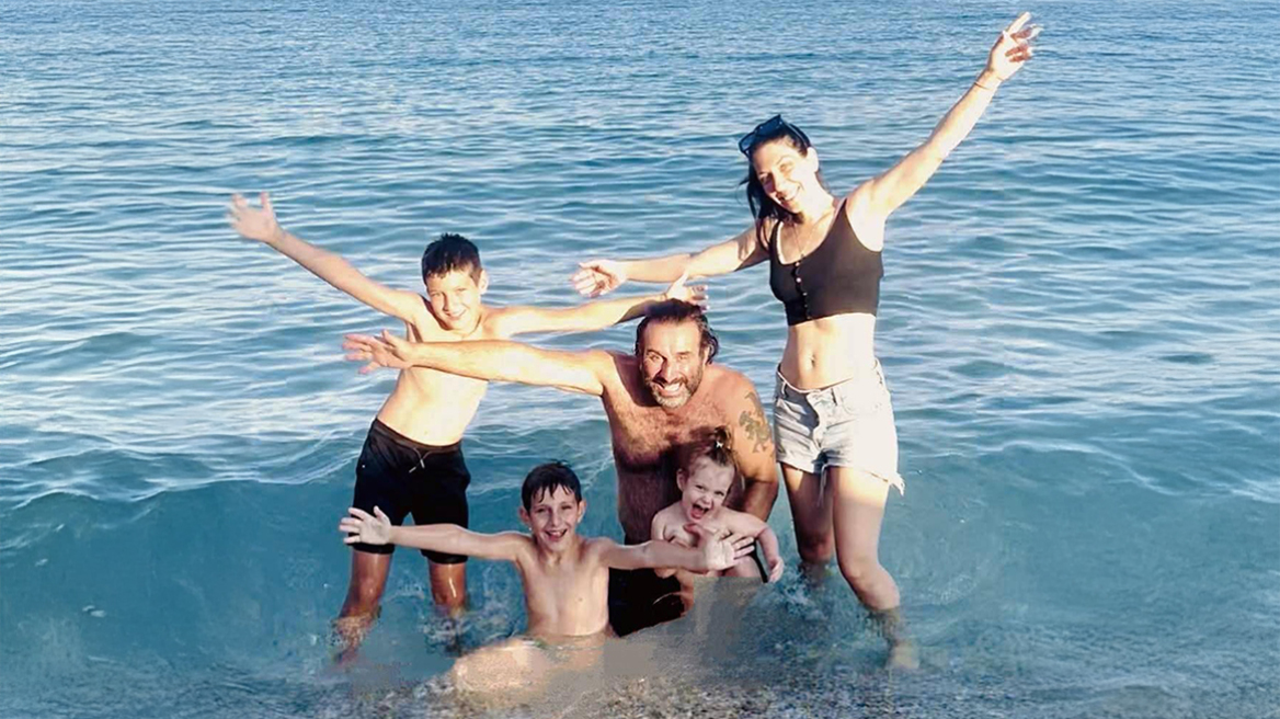 Η ομάδα μου δεν χάνει ποτέ, έγραψε ο Ηλίας Βαλάσης ποζάροντας με τη γυναίκα και τα τρία τους παιδιά
