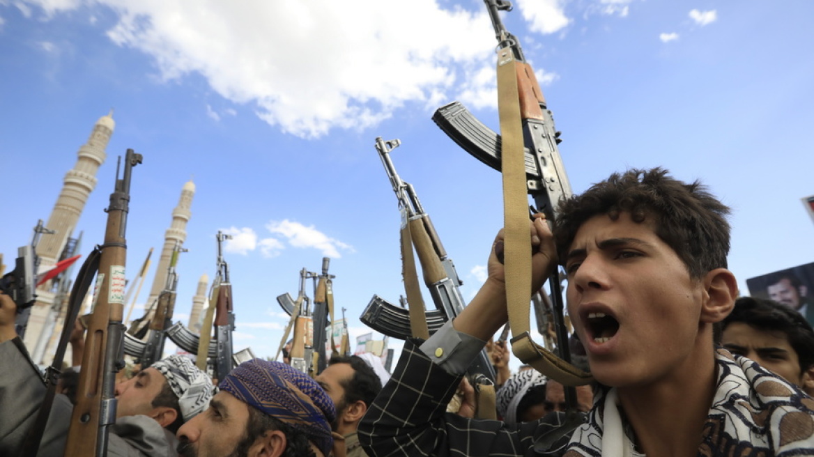 Οι Χούθι εξαπέλυσαν επίθεση σε πλοίο στην Ερυθρά Θάλασσα