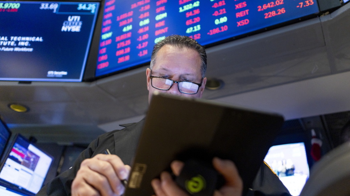 Wall Street: Δασμοί Τραμπ και αποδόσεις ομολόγων βύθισαν τους δείκτες