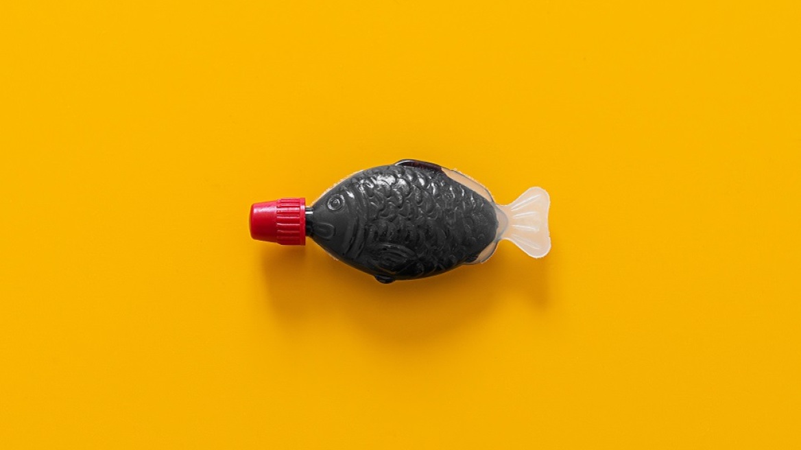 Τέλος στα «ψαράκια σόγιας»: Το sushi χάνει το πιο αναγνωρίσιμο πλαστικό του