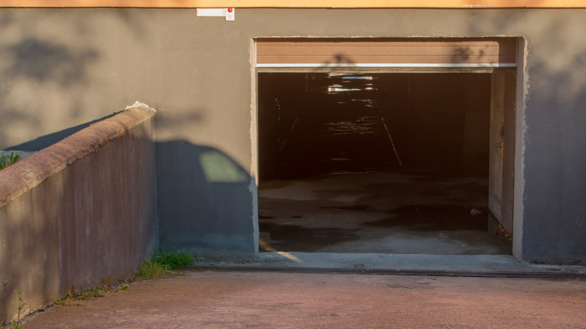 ΑΑΔΕ: Σαφάρι της εφορίας στα υπόγεια και τις πιλοτές πάρκινγκ που νοικιάζονται «μαύρα» για θέσεις στάθμευσης