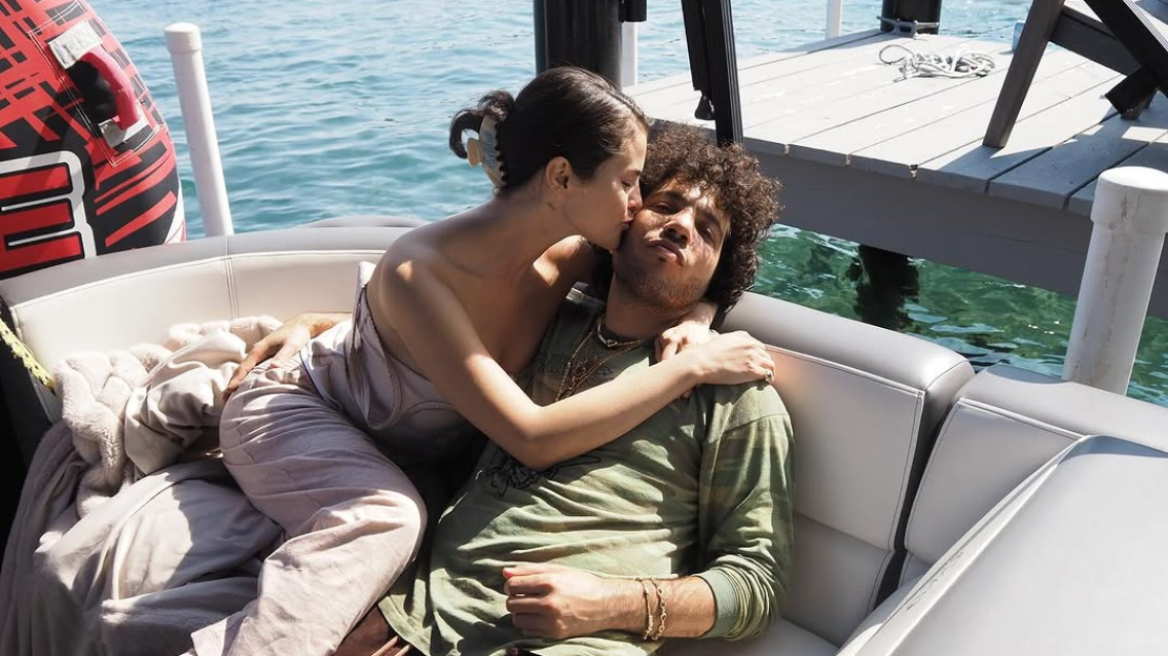 Η Σελένα Γκόμεζ και ο Μπένι Μπλάνκο κάνουν μαζί διακοπές μετά το ξεχωριστό bachelor πάρτι τους