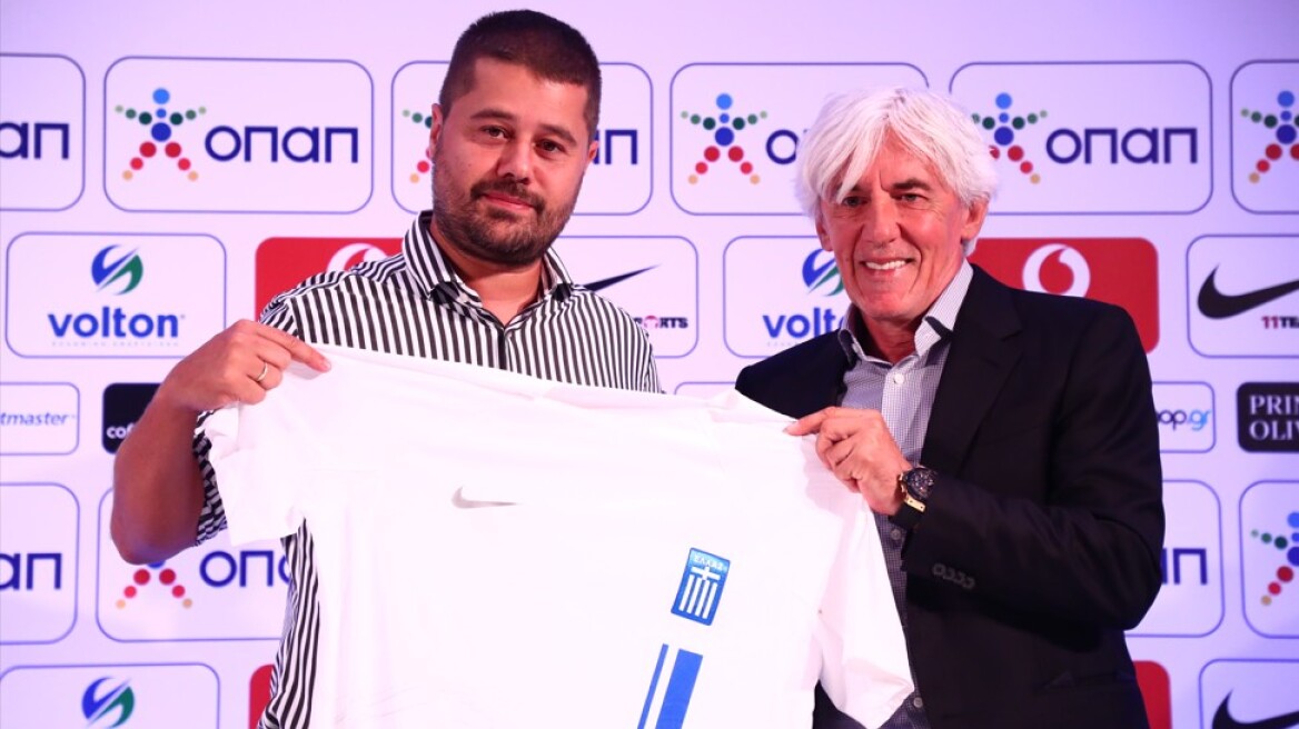 Εθνική ποδοσφαίρου: Στην προπόνηση ο Μάκης Γκαγκάτσης, τα είπε με τον Γιοβάνοβιτς και τους παίκτες 