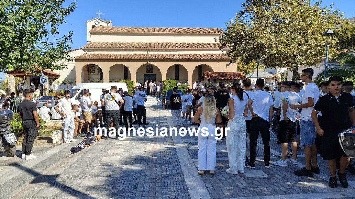 Οδύνη στην κηδεία του 17χρονου που πέθανε από εγκεφαλική αιμορραγία στον Βόλο - Φίλοι του έκαναν πορεία με μηχανάκια μέχρι την εκκλησία