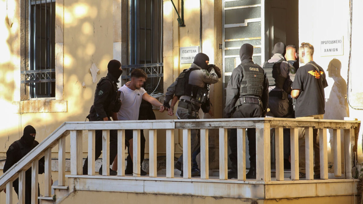 Τις οικονομίες μιας ολόκληρης ζωής που είχε μια καθαρίστρια έβαλε στο χέρι ο εγκέφαλος της κρητικής μαφίας - Διαβάστε τον διάλογό τους