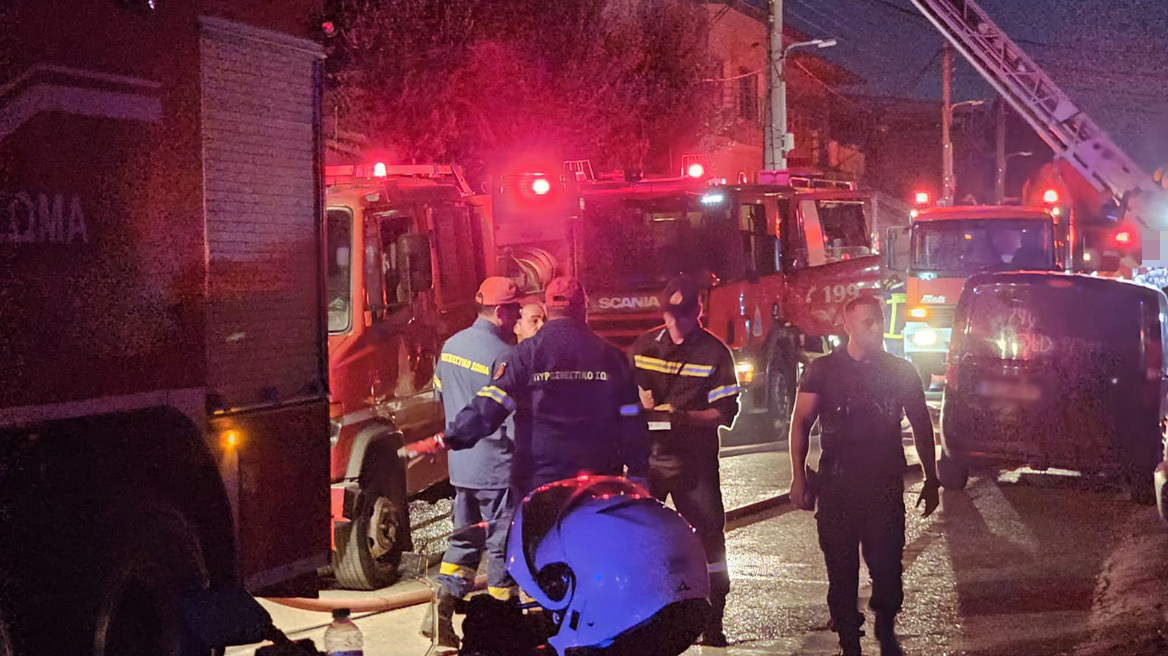 Φωτιά τώρα σε επιχείρηση στο Περιστέρι - Ένα άτομο με αναπνευστικά προβλήματα στο νοσοκομείο