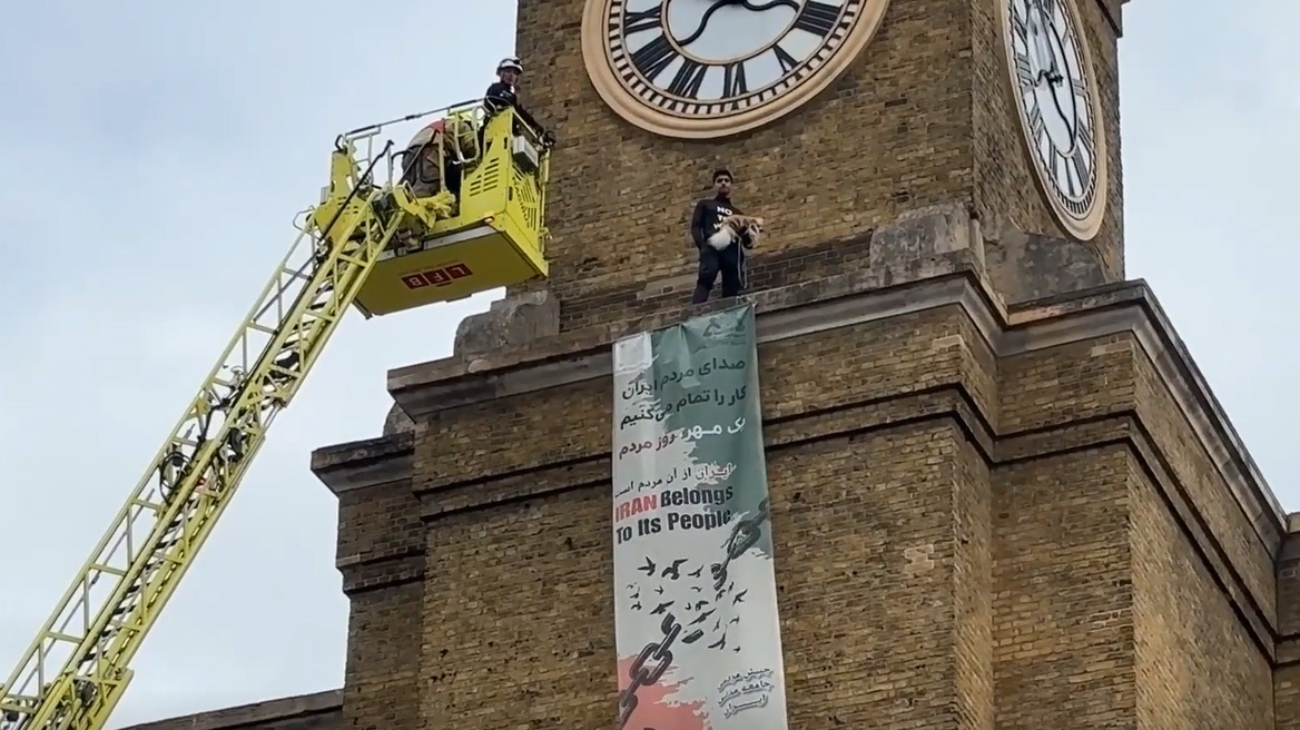 Διαδηλωτής σκαρφάλωσε σε πύργο ρολογιού στο Λονδίνο μαζί με έναν σκύλο - Κρέμασε πανό που έγραφε «Ελευθερία στο Ιράν»