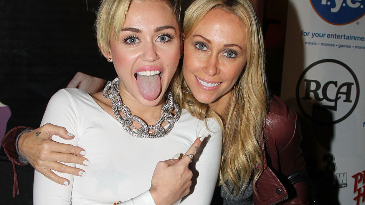 Miley Cyrus: «Η μαμά μου πάντα με ενθάρρυνε να μείνω με τον λάθος άντρα»
