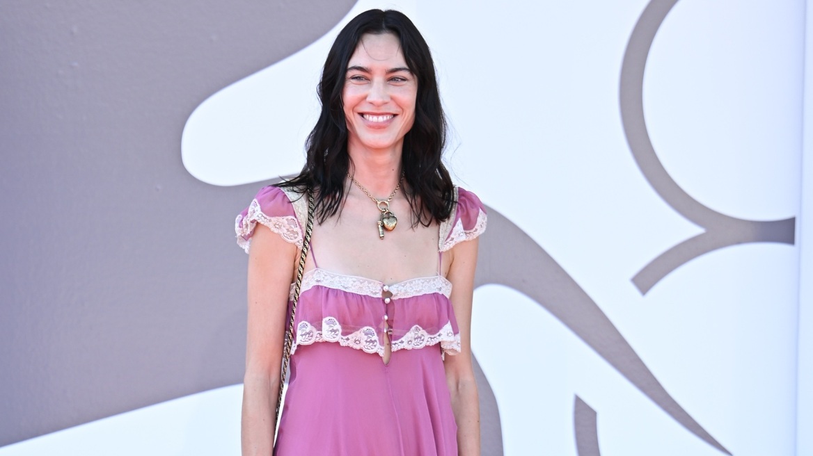 Φεστιβάλ Βενετίας: Η Alexa Chung με Chloé στην πρεμιέρα του The Wizard Of The Kremlin
