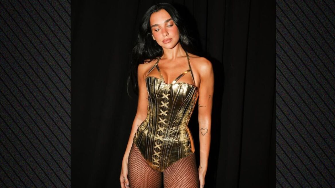 Η Dua Lipa πόζαρε με χρυσό κορμάκι και διχτυωτό καλσόν - Δείτε φωτογραφίες
