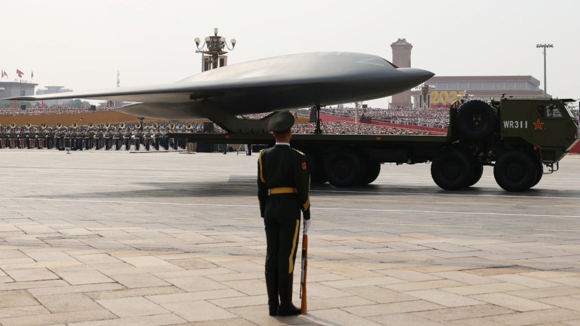 Το οπλοστάσιο της Κίνας που παρουσιάστηκε στην παρέλαση στο Πεκίνο - Διηπειρωτικοί πύραυλοι, μαχητικά νέας γενιάς, drones, όπλα λέιζερ και λύκοι ρομπότ