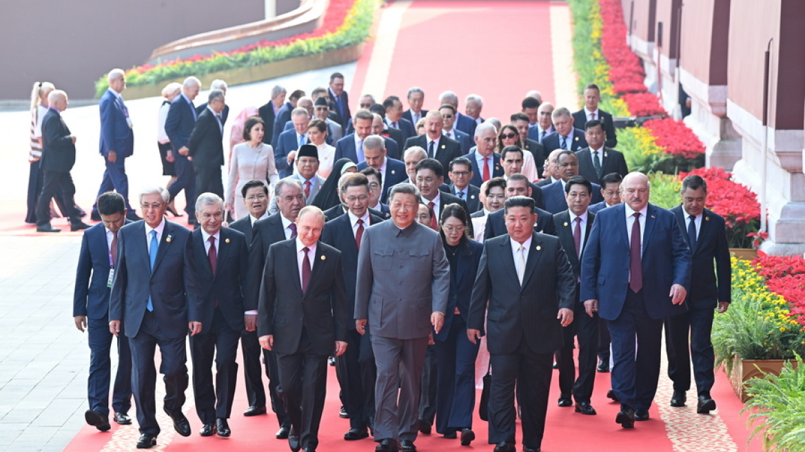 «Χτίζουμε νέα παγκόσμια τάξη πραγμάτων»: Το μήνυμα που έστειλε η Κίνα στις ΗΠΑ με την επιβλητική παρέλαση και την εικόνα Σι, Πούτιν, Κιμ