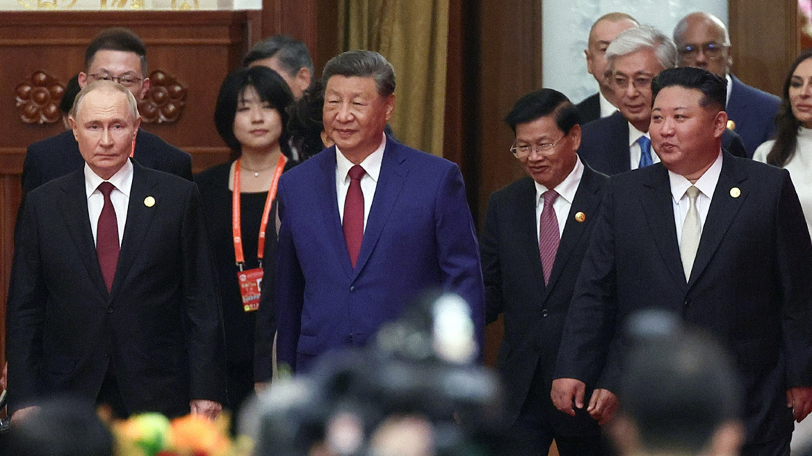 Η ασταμάτητη Κίνα και το δίλημμα «πόλεμος ή ειρήνη»: Τα μηνύματα που έστειλαν Σι, Κιμ και Πούτιν από το Πεκίνο και η ενόχληση Τραμπ