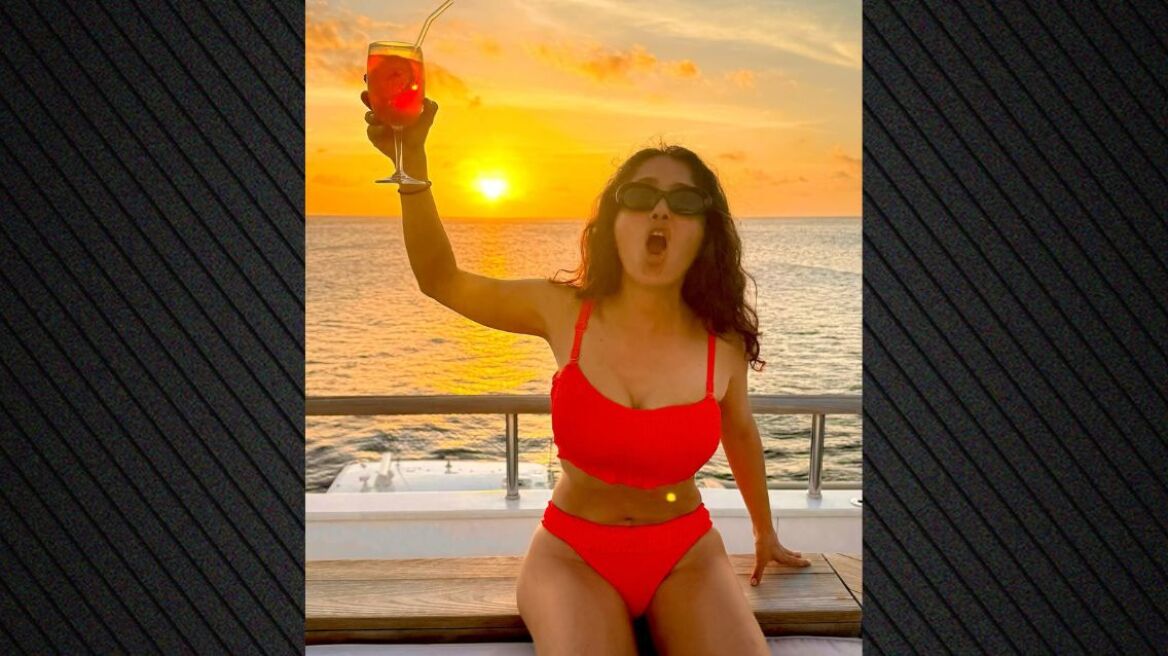 Η Σάλμα Χάγιεκ ποζάρει με κόκκινο μπικίνι στα 59α γενέθλιά της - «Ακόμα χορεύουμε» έγραψε