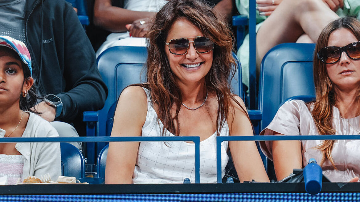 Η Κέιτι Χολμς κεφάτη στο γήπεδο του τένις - Το φόρεμα και η τσάντα που θύμιζαν γήπεδο 