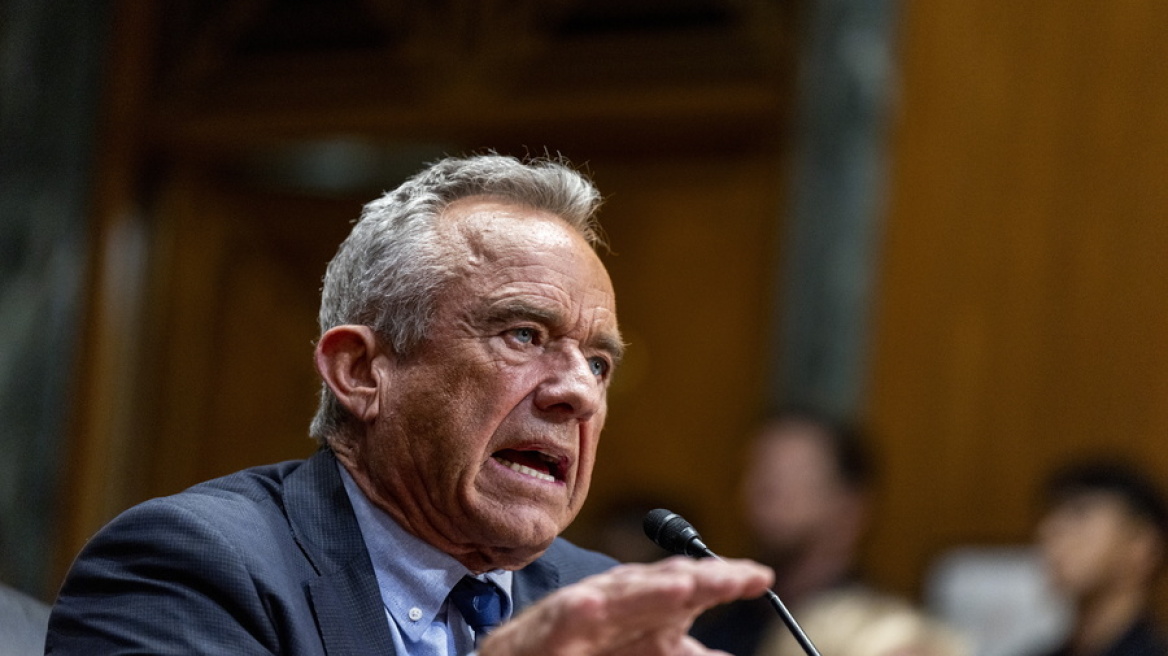 «Είσαι τσαρλατάνος, ανίδεος, παραιτήσου»: Δημοκρατικοί επιτίθενται στον Κένεντι για τα εμβόλια