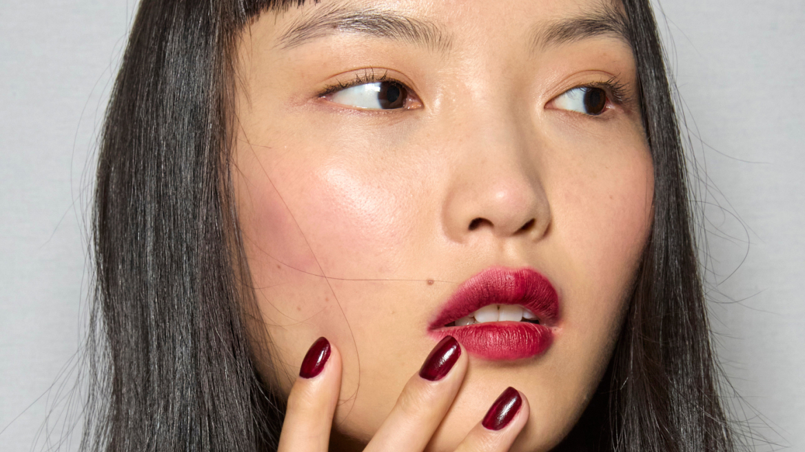 Η τάση που θα επιλέγουμε ξανά και ξανά για το μανικιούρ μας τους επόμενους μήνες ακούει στο όνομα Patent Nails
